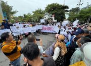 “Bakar Keranda Hitam, Warga Protes Putusan Hakim Pengadilan Tinggi Makassar”