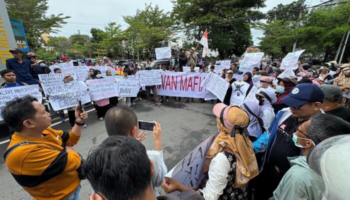 “Bakar Keranda Hitam, Warga Protes Putusan Hakim Pengadilan Tinggi Makassar”