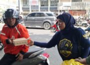 Elang Timur Berbagi Makanan kepada Ojol dan Kaum Dhuafa