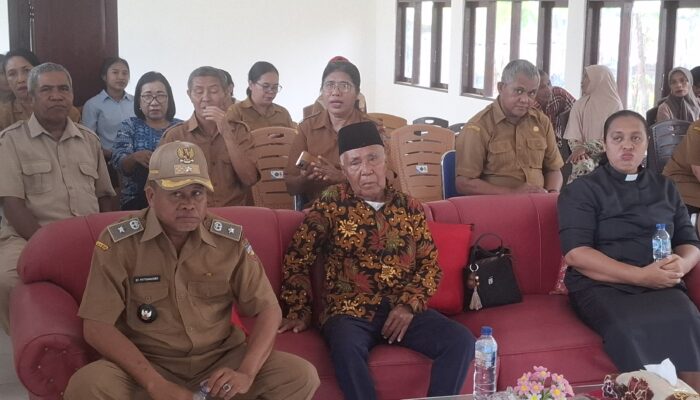 Raja Negeri Siri Sori Islam Hadiri Serah Terima Kasek SMPN 45 Maluku Tengah
