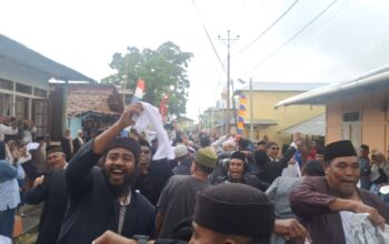 Warga Siri Sori Islam Hadrat di Tengah Guyuran Hujan