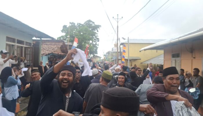 Warga Siri Sori Islam Hadrat di Tengah Guyuran Hujan