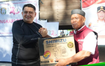 Apresiasi Hari Bhayangkara ke-80,  Walikota Disampingi Camat Sangkarrang Serahkan Genzet diPulau Lanjukang